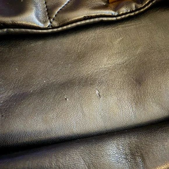 Yves Saint Laurent Black and Gold Shoulder Bag with Sleek Design - Picture 8 of 15